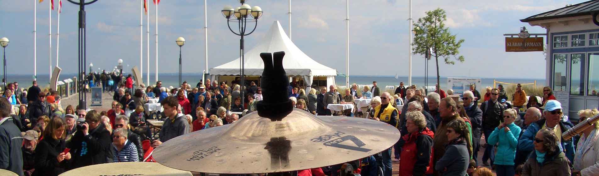 Konzert an der Strandpromenade mit Publikum